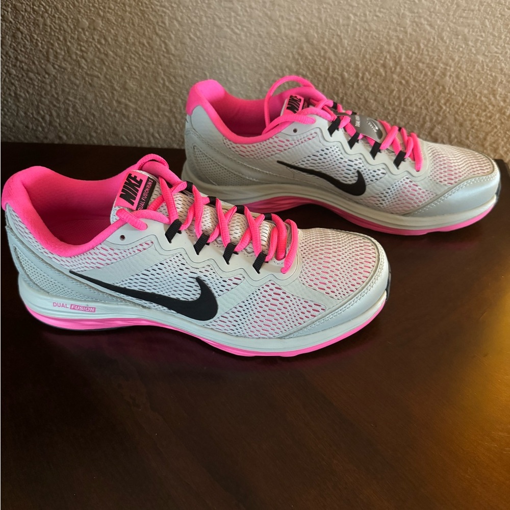 Nike NEW women’s Dual Fusion Run 3. Size 8. New with tags.